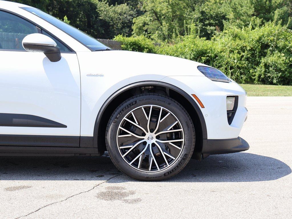 New 2025 Porsche Macan Electric RWD image 10