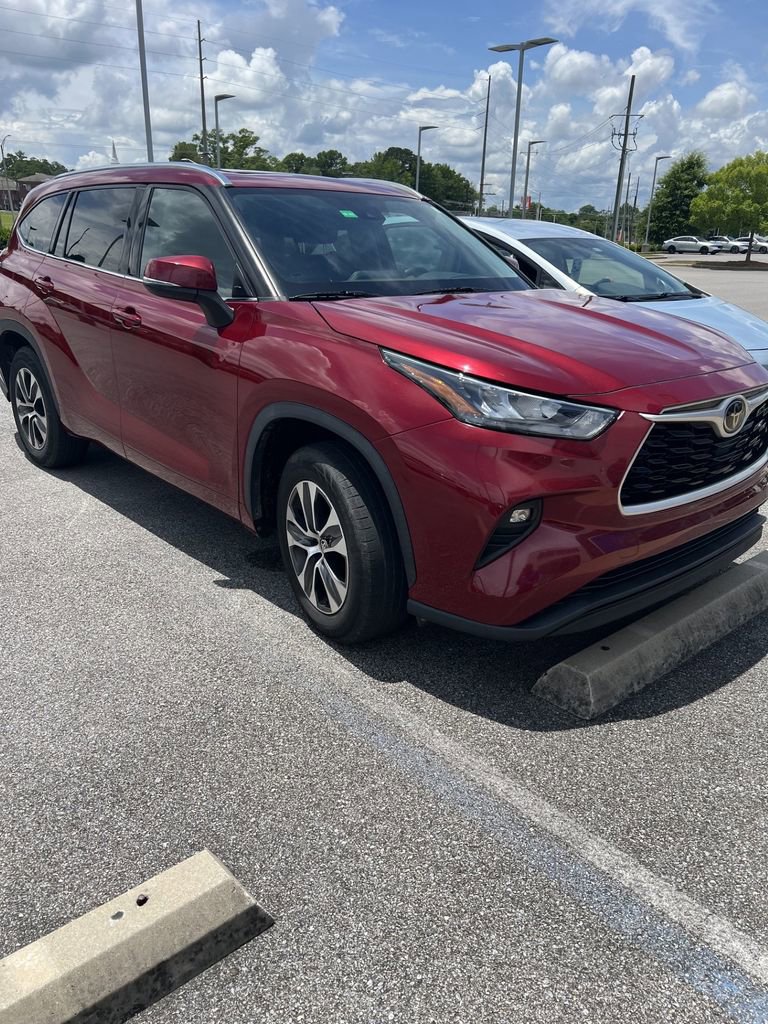 Used 2020 Toyota Highlander XLE FWD image 2