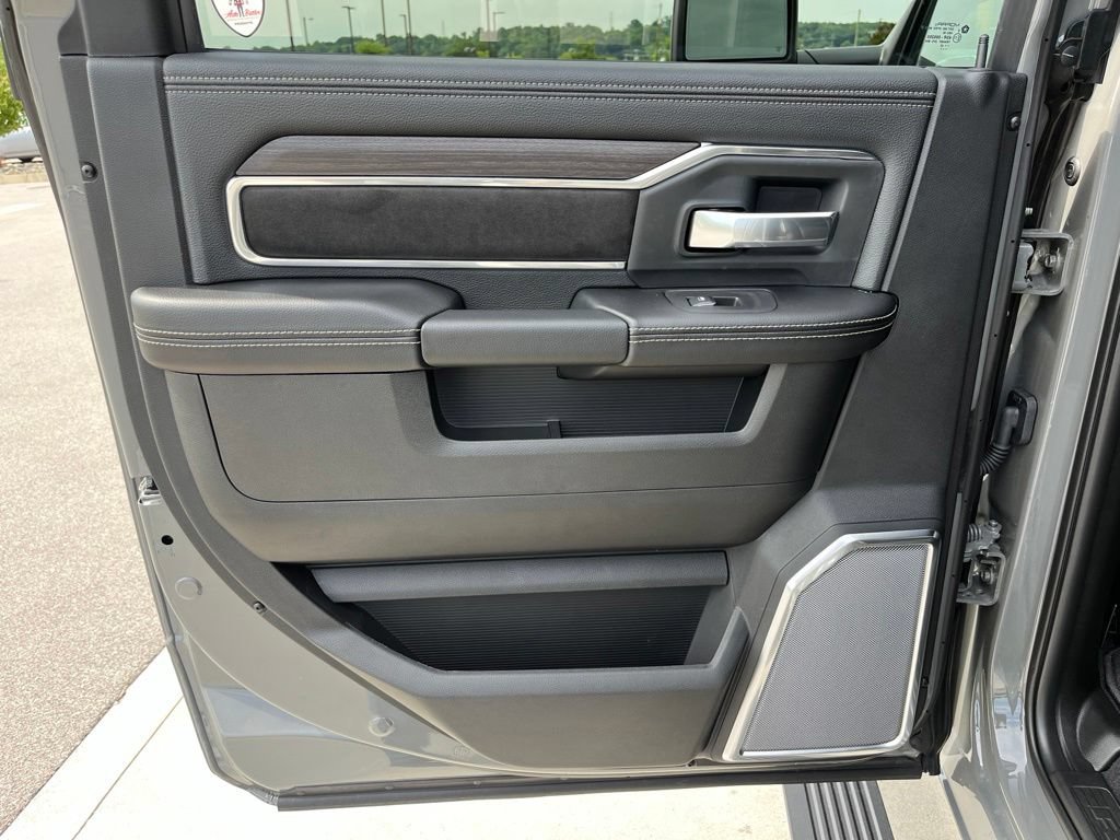 New 2026 RAM 2500 Laramie AWD/4WD image 16