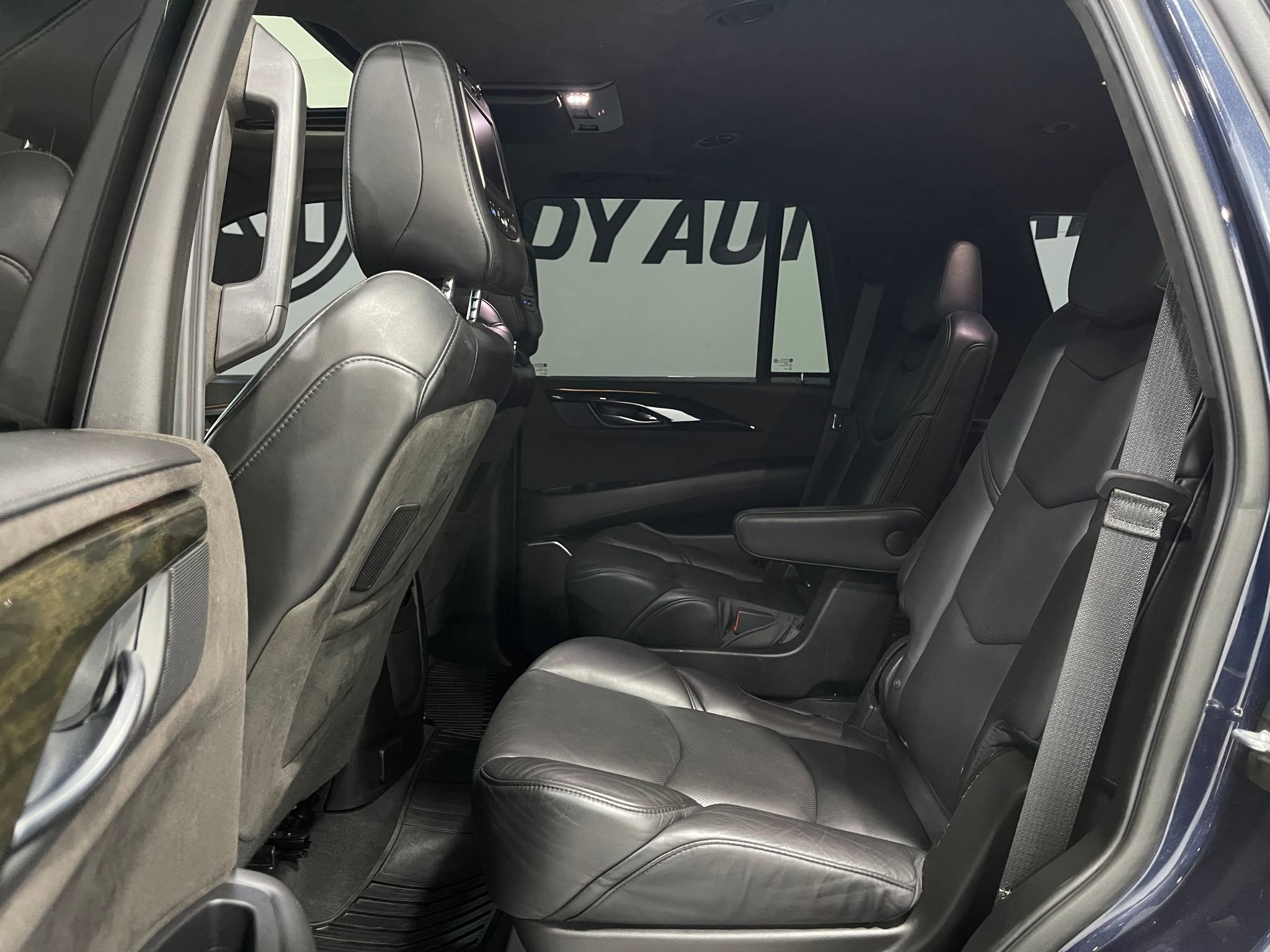 Used 2018 Cadillac Escalade Platinum AWD/4WD image 31