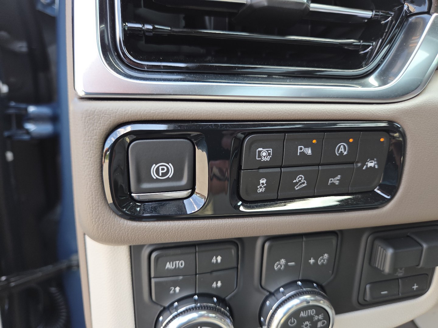 New 2026 GMC Yukon Denali w/ Denali Reserve Package AWD/4WD image 14