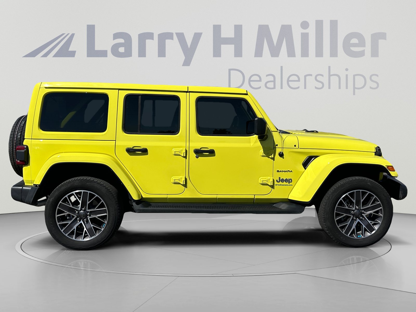 Used 2023 Jeep Wrangler Unlimited Sahara w/ Cold Weather Group AWD/4WD image 6