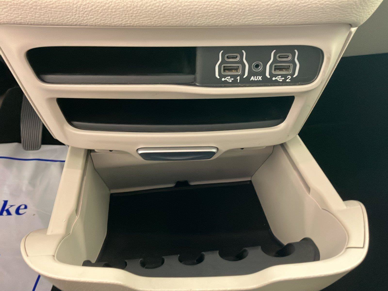 Used 2023 Chrysler Pacifica Touring-L FWD image 31