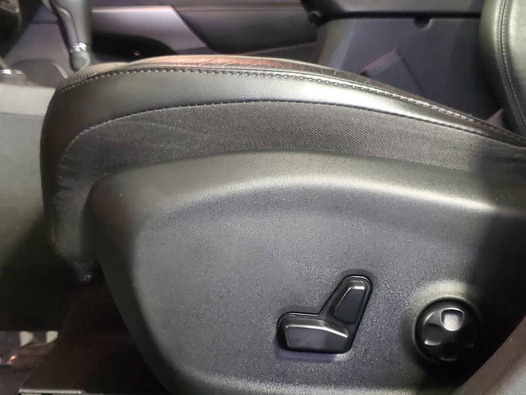 Used 2020 Jeep Cherokee Limited image 12