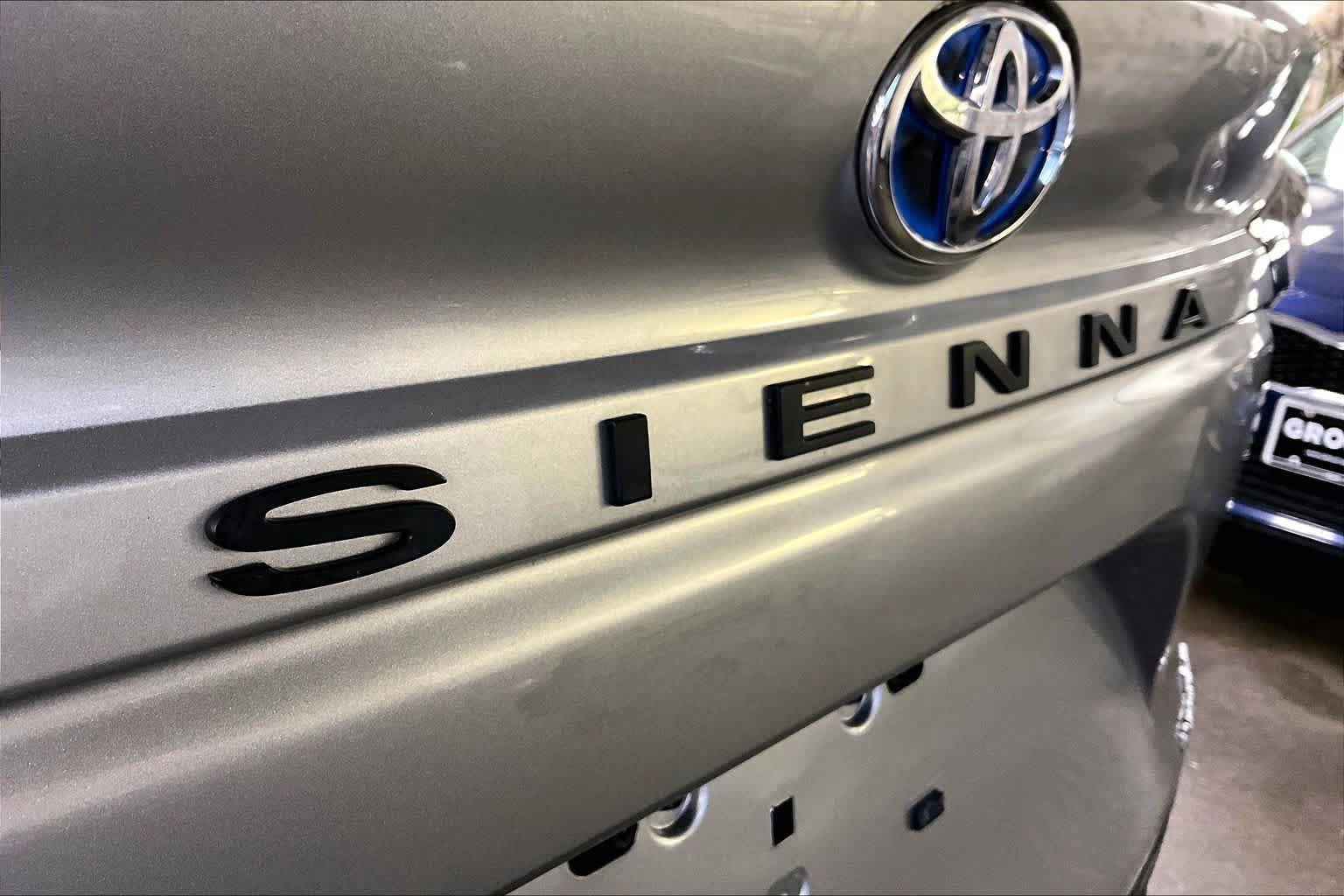 Used 2024 Toyota Sienna LE FWD image 10