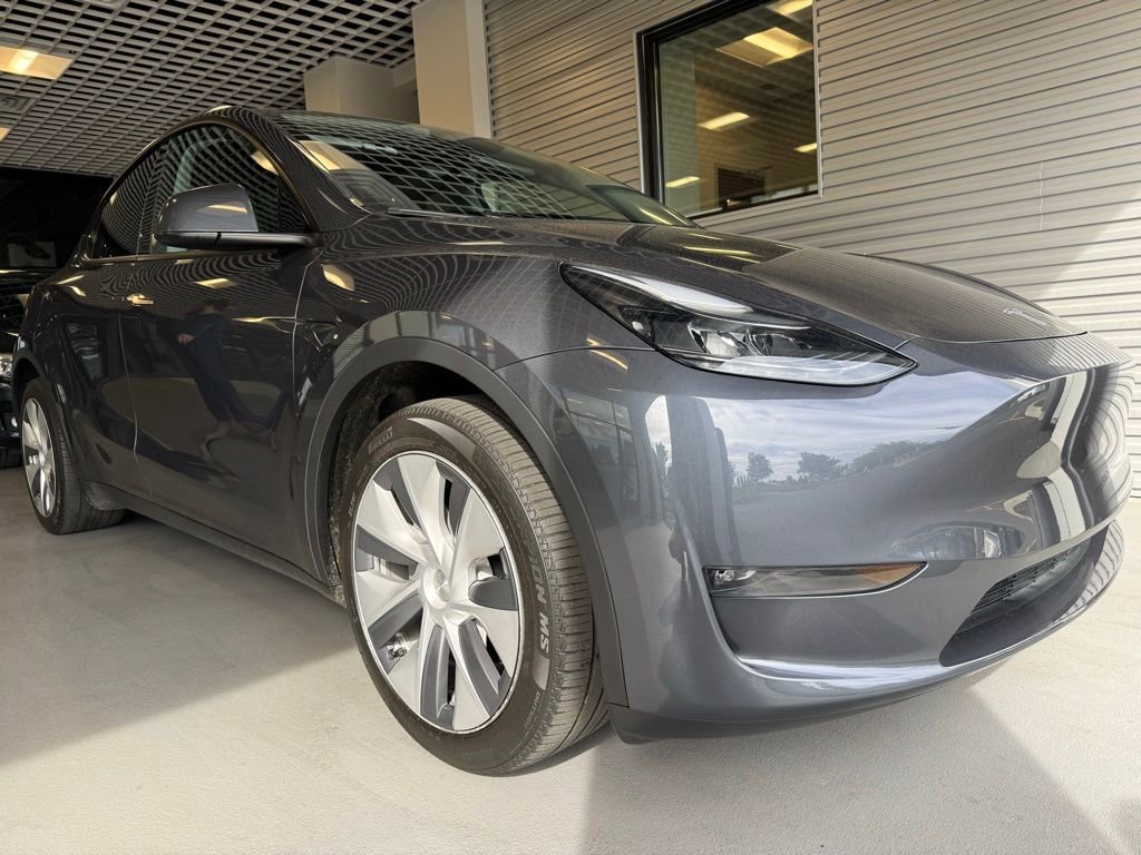 Used 2023 Tesla Model Y Long Range AWD/4WD image 1
