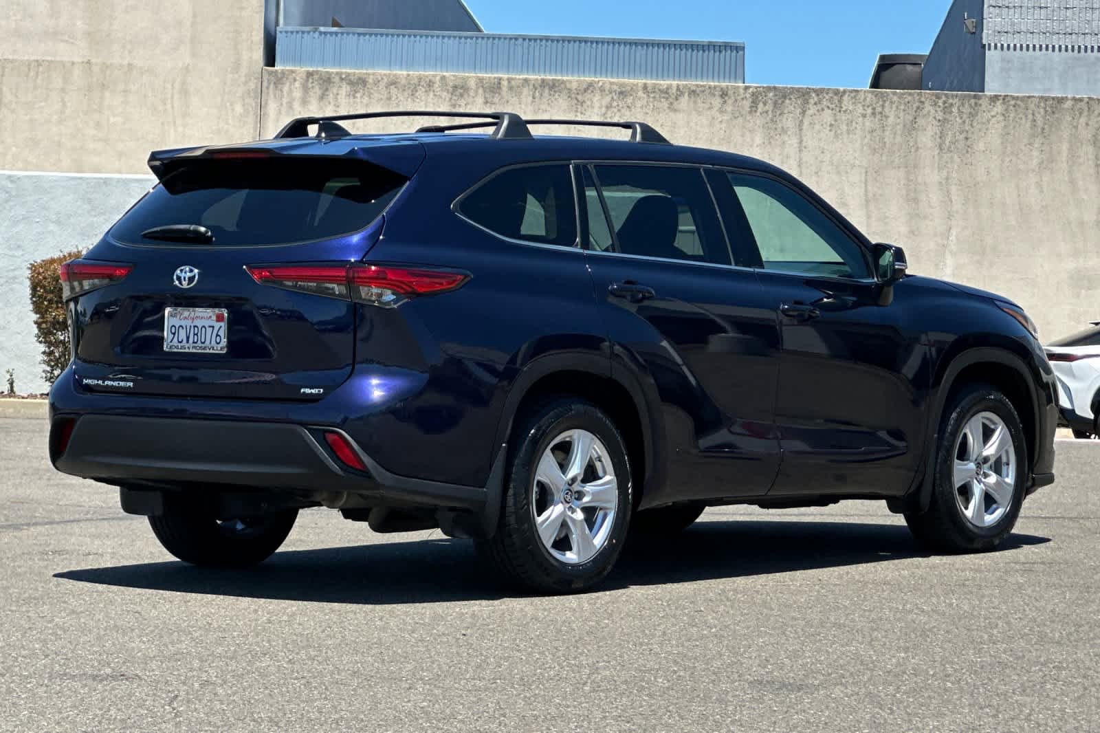 Used 2022 Toyota Highlander L AWD/4WD image 2