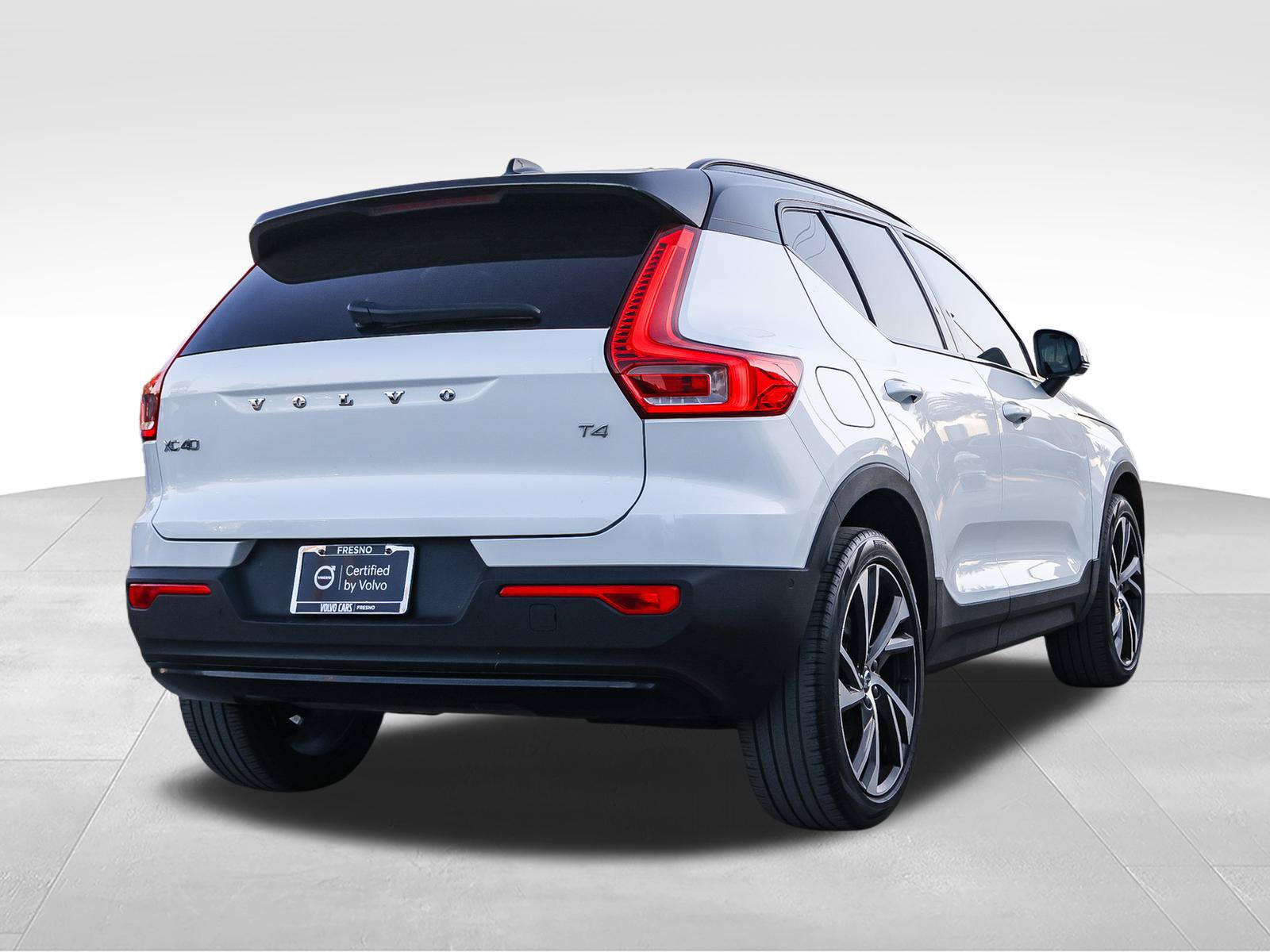 Used 2022 Volvo XC40 T4 R-Design w/ Advanced Package FWD image 6