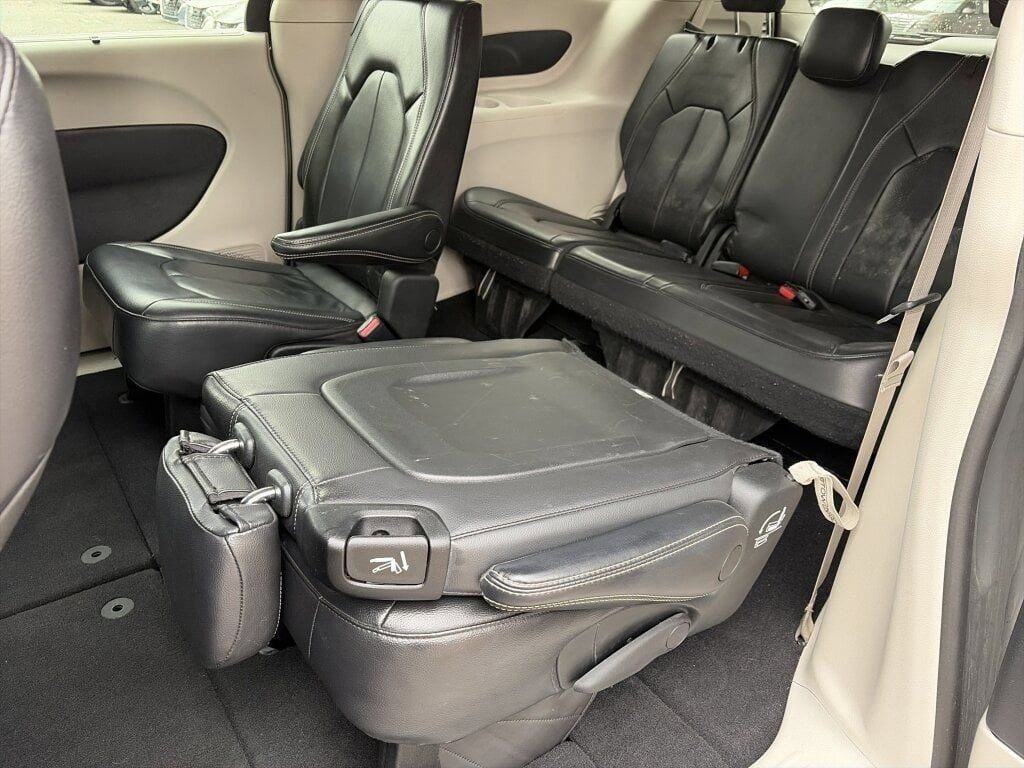 Used 2022 Chrysler Pacifica Touring-L image 30