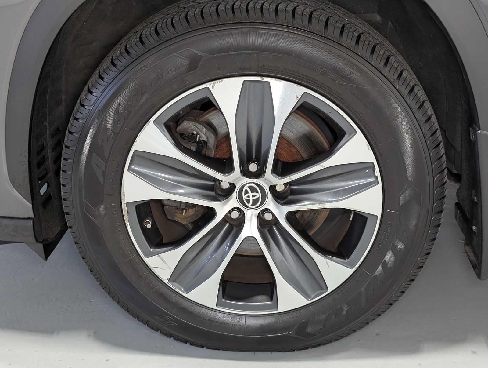 Used 2021 Toyota Highlander XLE AWD/4WD image 3