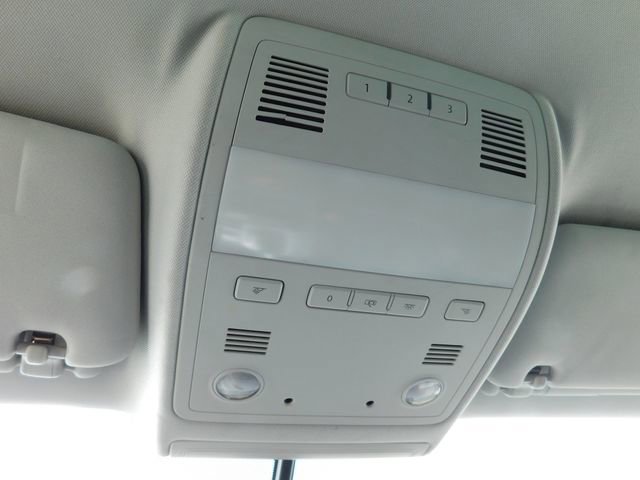 Used 2014 Volkswagen Touareg Sport image 21