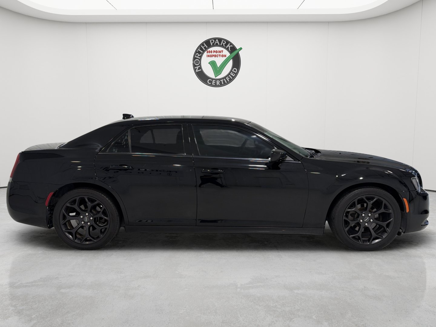 Used 2019 Chrysler 300 Touring w/ Sport Appearance Package RWD image 6