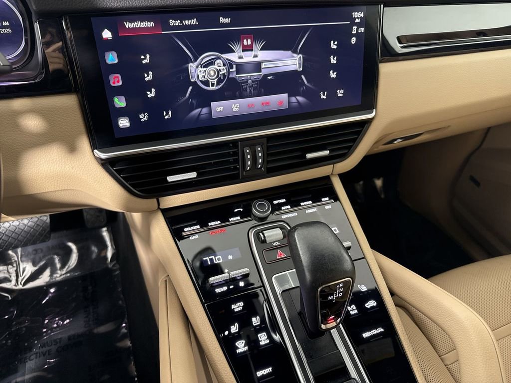 Certified 2023 Porsche Cayenne Platinum Edition image 31