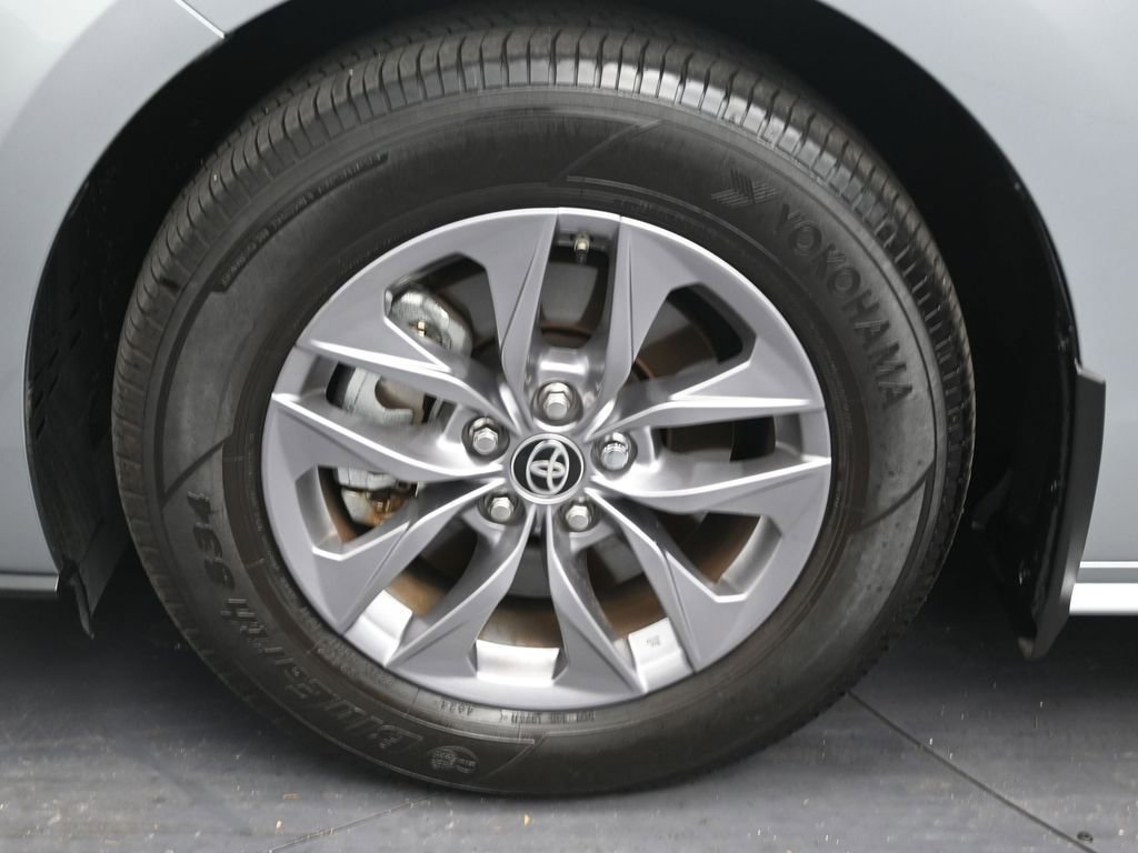 Used 2025 Toyota Sienna XLE image 9
