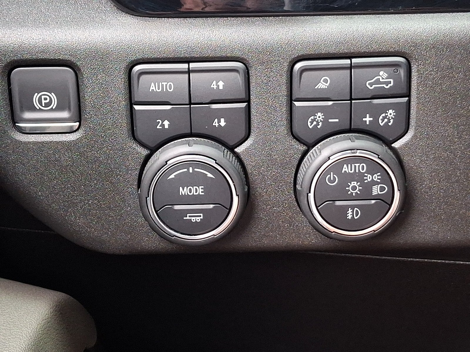 Used 2025 Chevrolet Silverado 2500 ZR2 w/ Technology Package AWD/4WD image 24