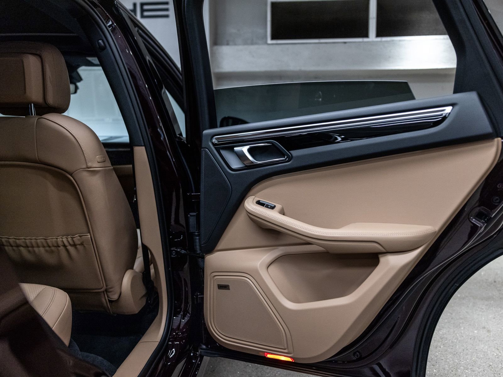 Certified 2024 Porsche Macan AWD/4WD image 42