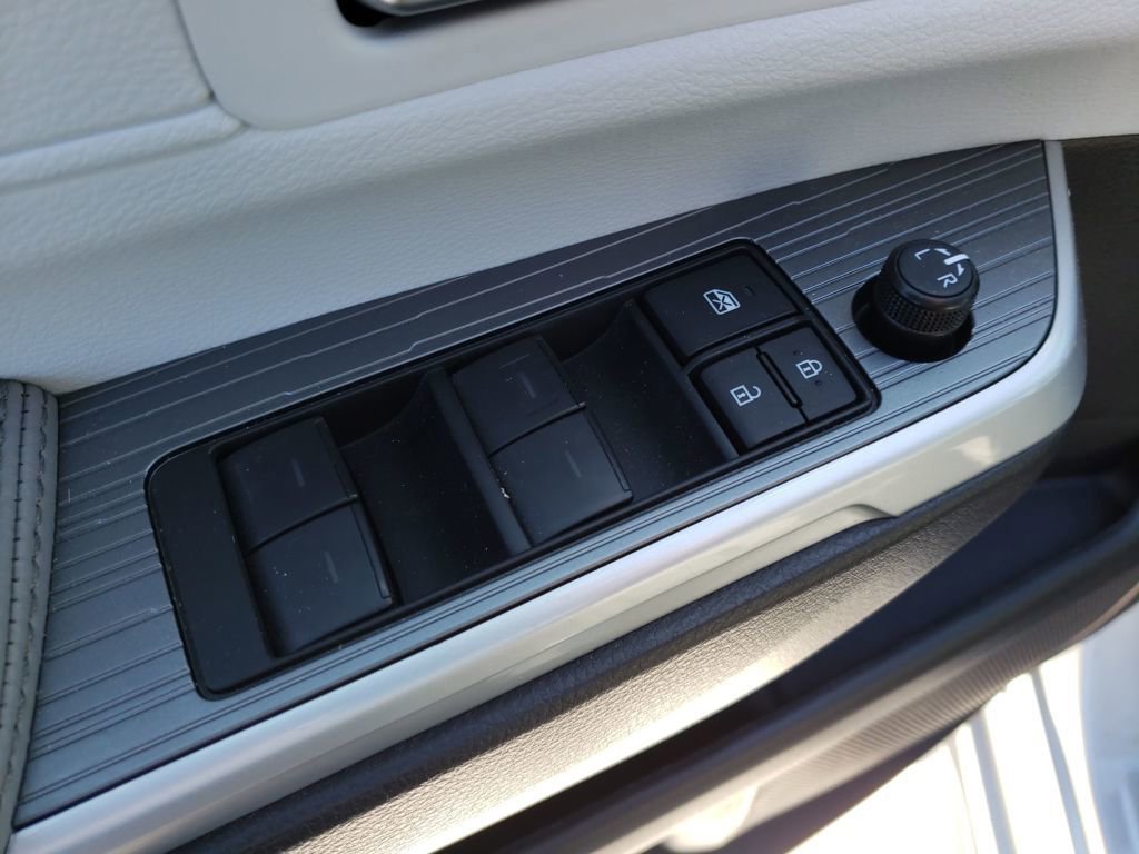 Used 2025 Toyota Sienna XLE image 11