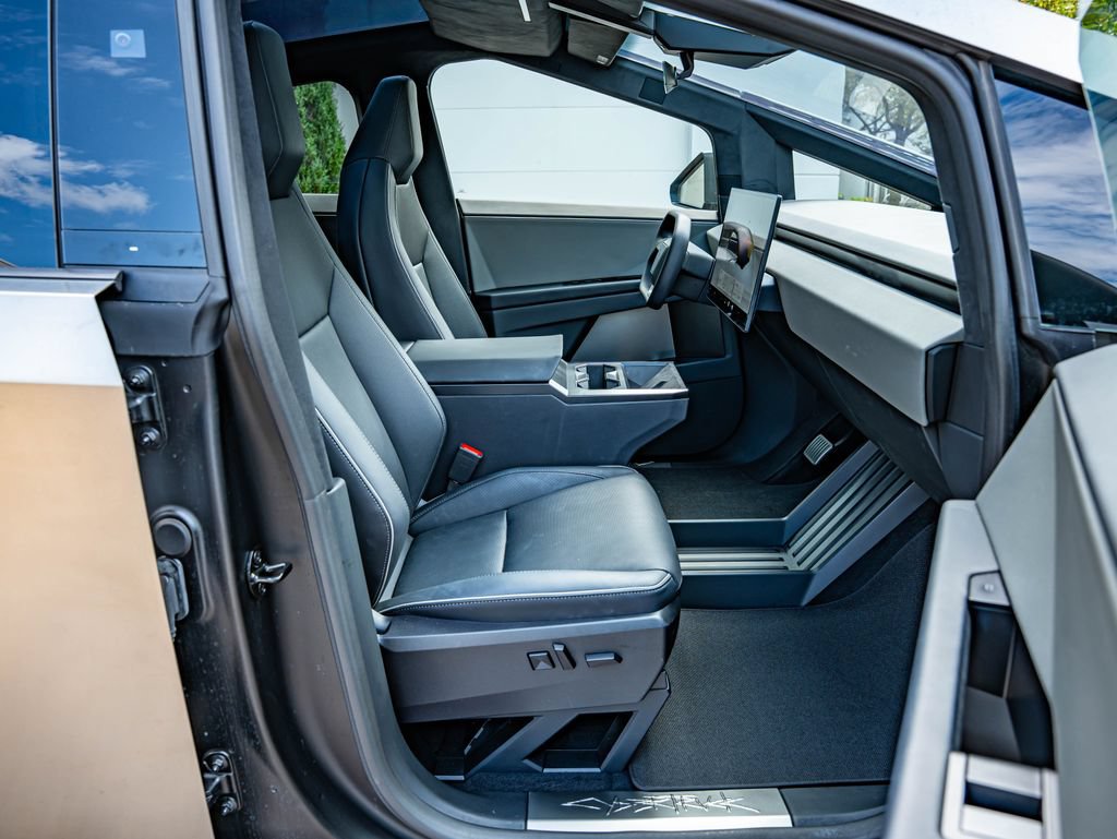 Used 2024 Tesla Cybertruck AWD Crew Cab image 34