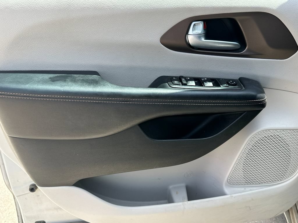 Used 2017 Chrysler Pacifica Touring-L FWD image 11