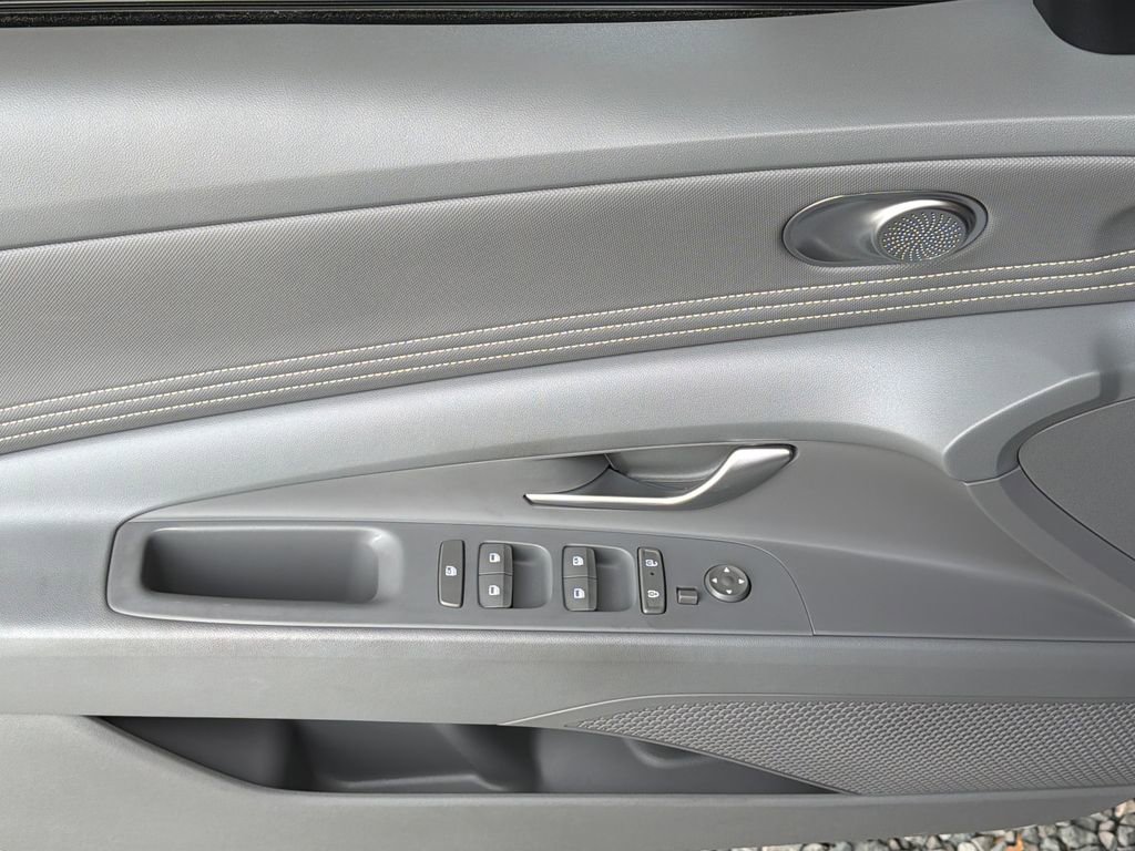 Used 2025 Hyundai Elantra Sport FWD image 3