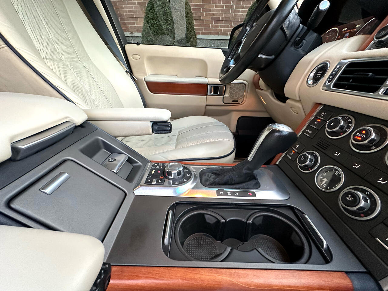 Used 2010 Land Rover Range Rover HSE LUX image 43