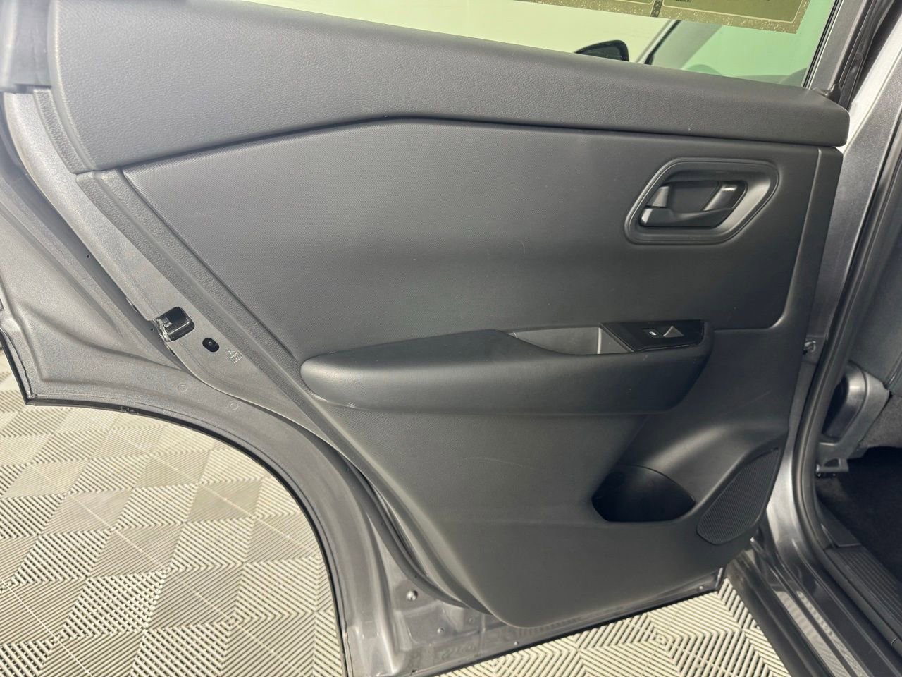 Used 2024 Nissan Rogue S image 27