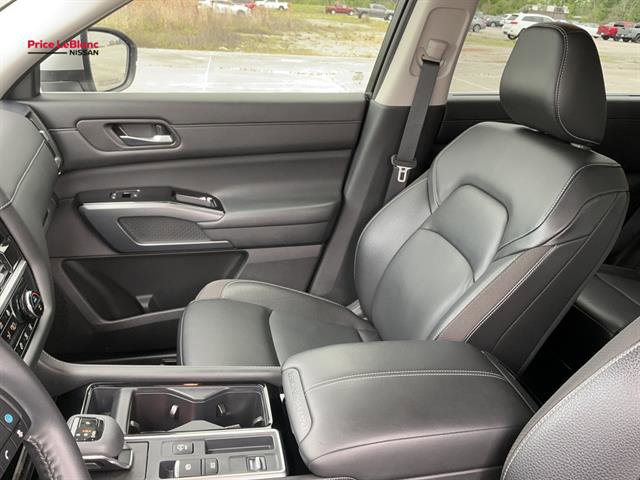 Used 2024 Nissan Pathfinder SL w/ SL Premium Package image 16