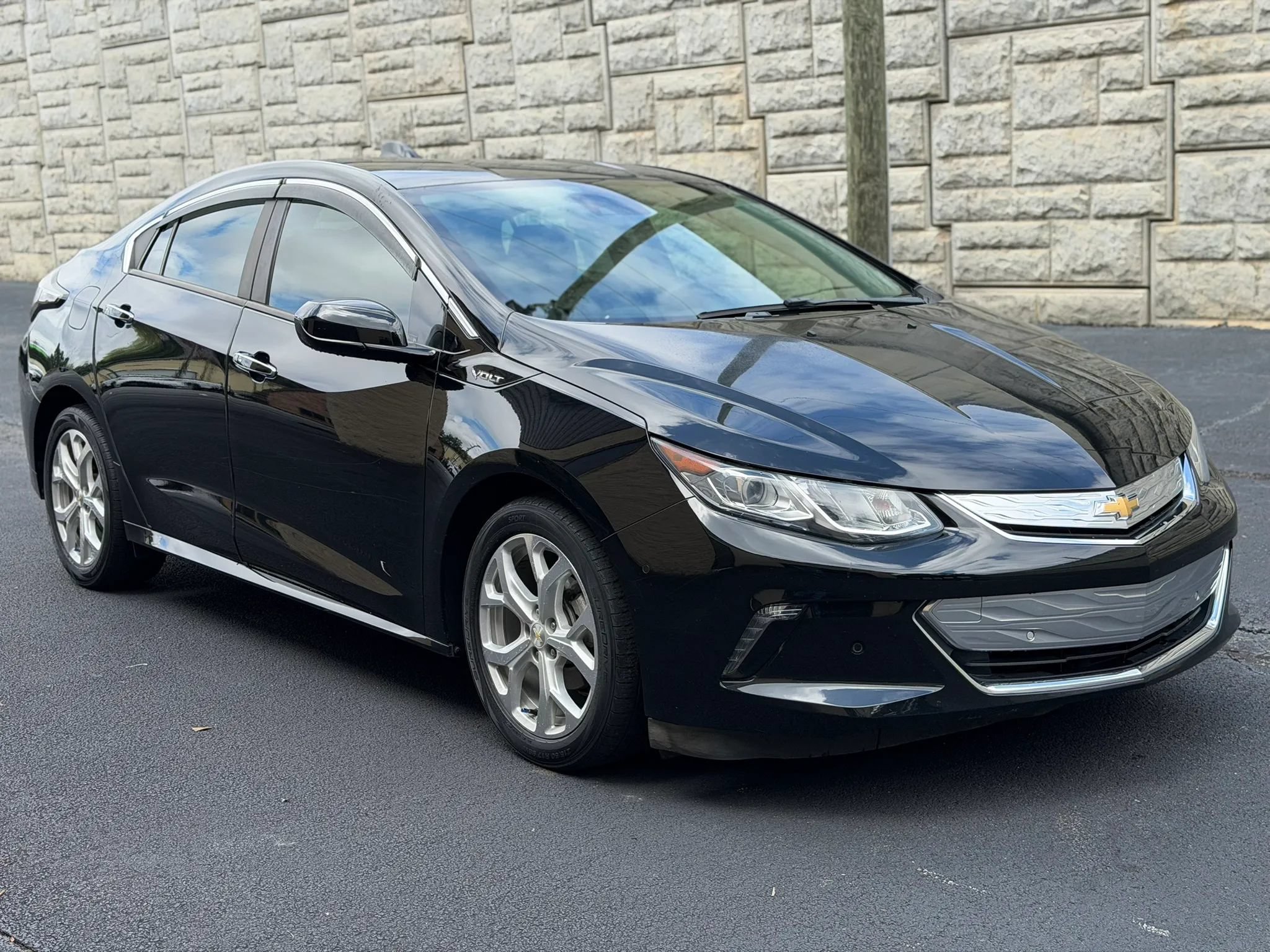 Used 2017 Chevrolet Volt Premier w/ Driver Confidence II Package FWD image 4