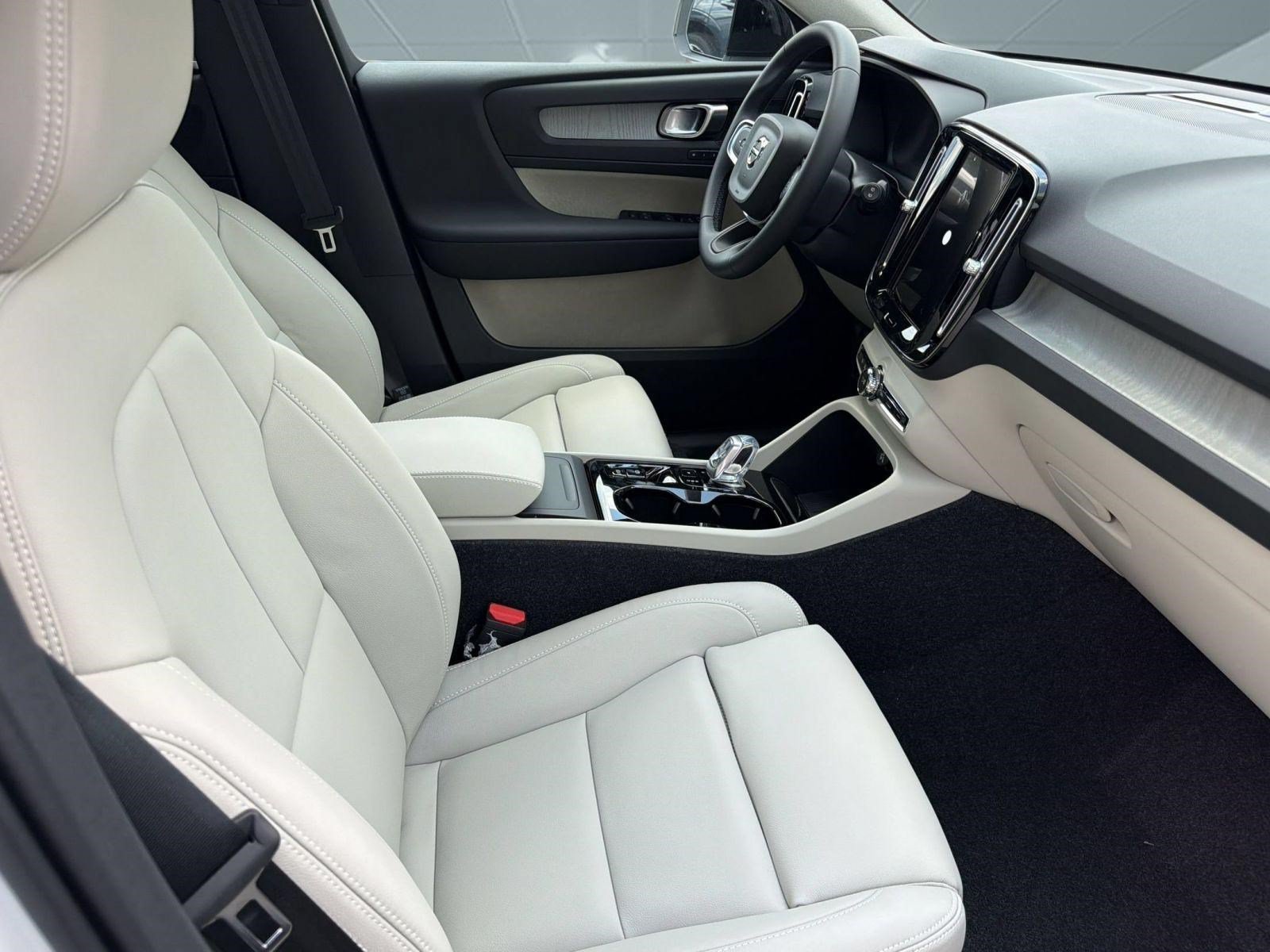 New 2026 Volvo XC40 B4 Plus w/ Climate Package FWD image 24