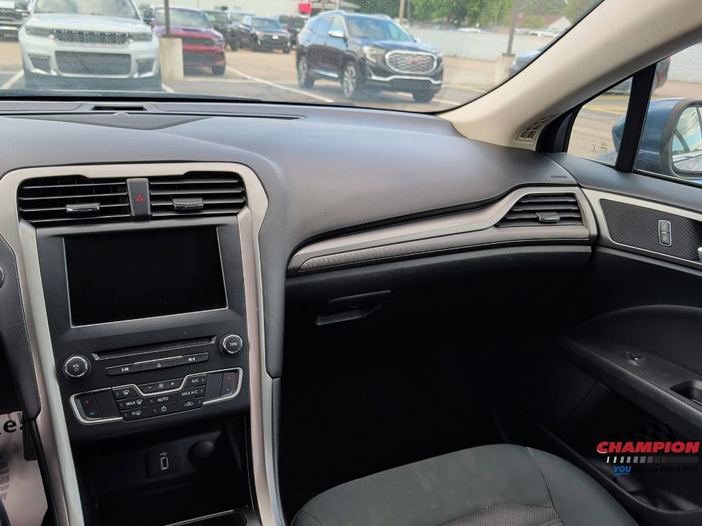 Used 2018 Ford Fusion SE w/ Fusion SE Technology Package FWD image 23