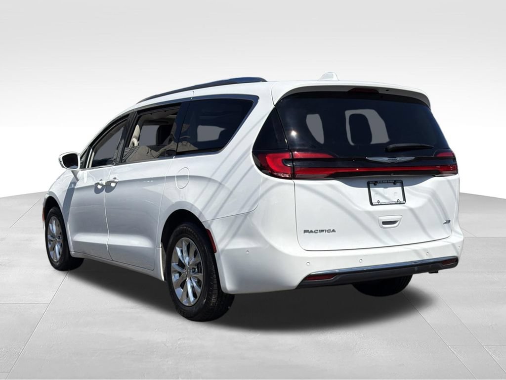 Used 2021 Chrysler Pacifica Touring-L w/ Uconnect Theater Family Group AWD/4WD image 5
