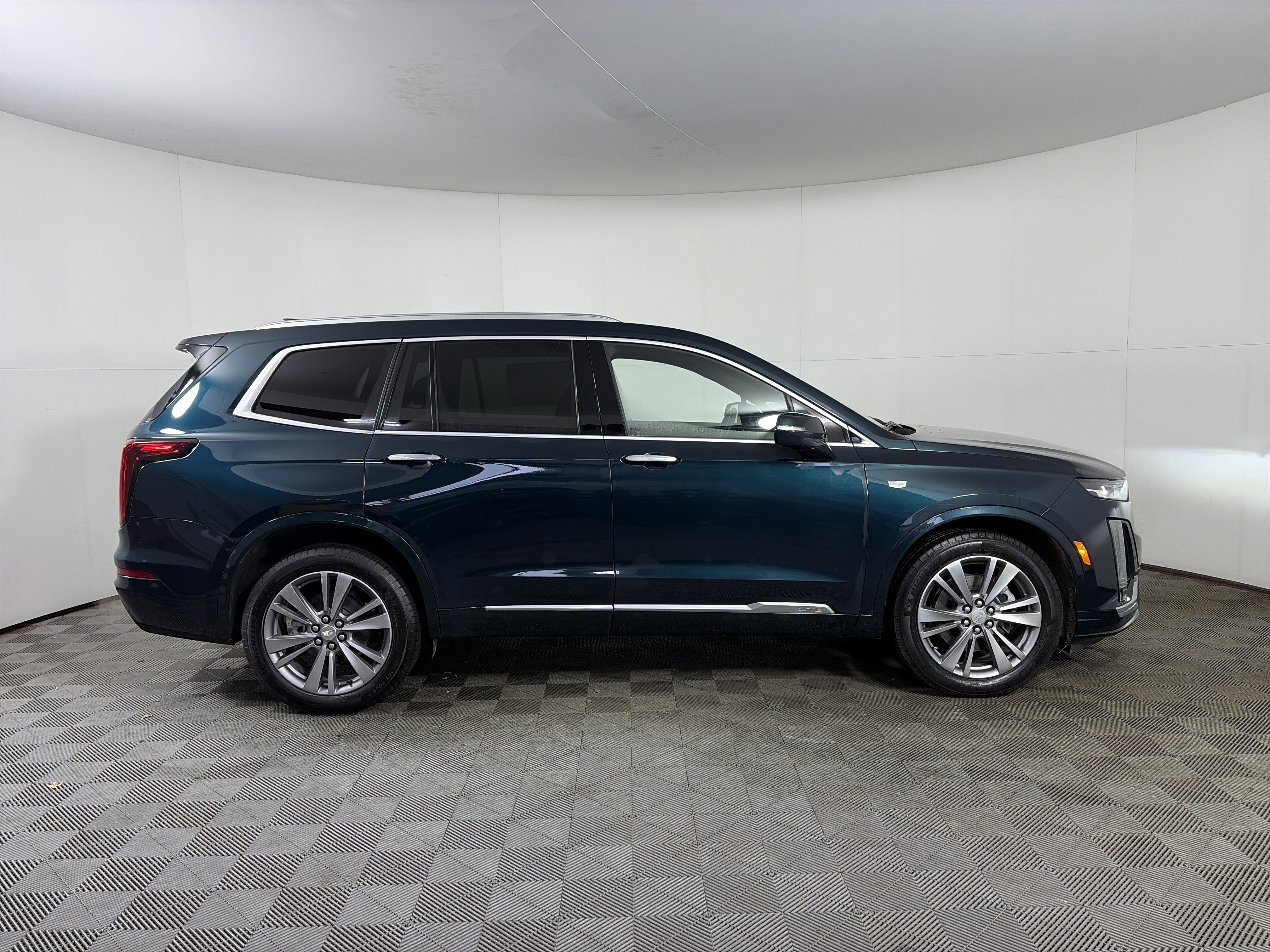 Certified 2025 Cadillac XT6 Premium Luxury image 8