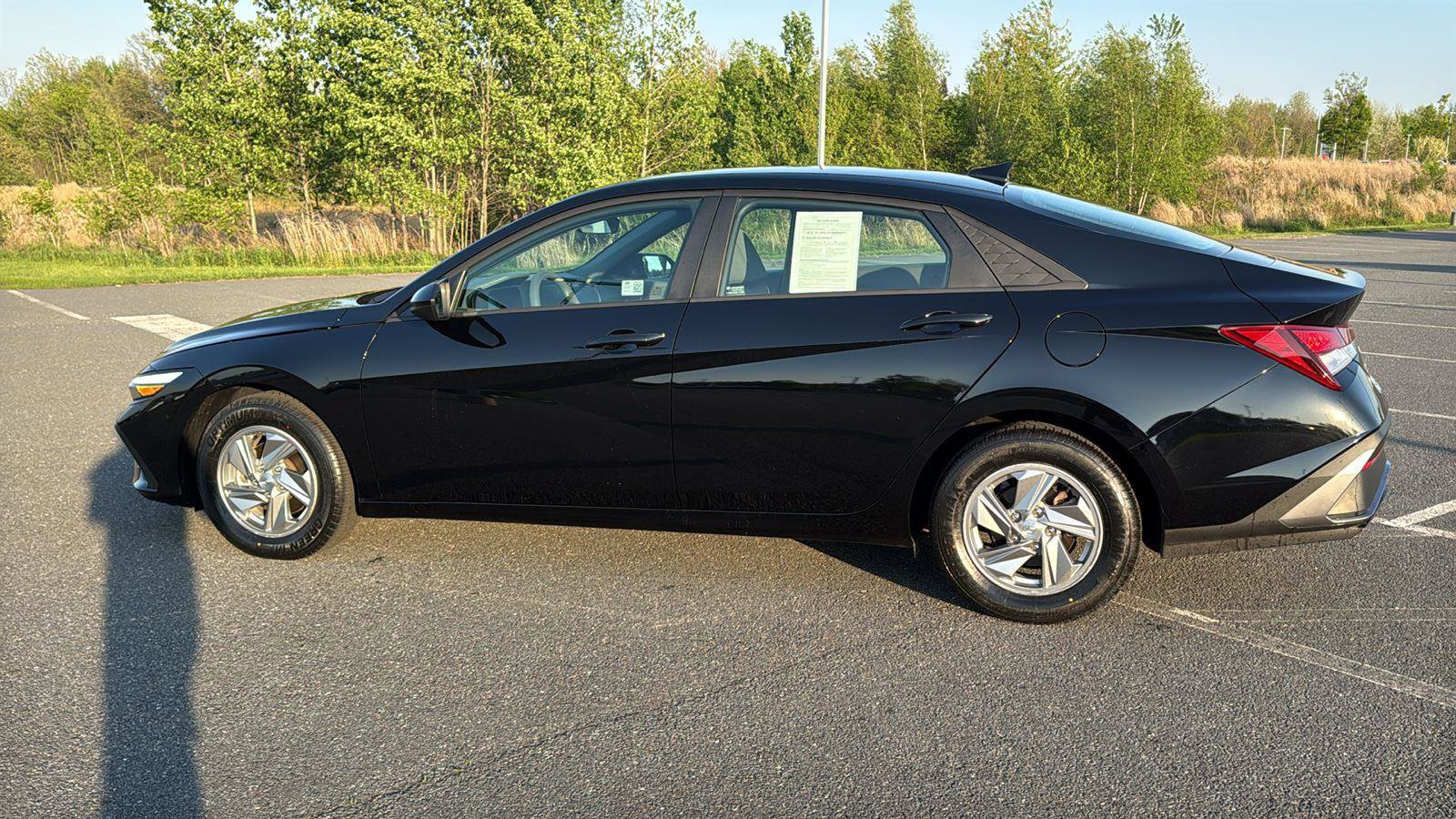 Used 2024 Hyundai Elantra SE FWD image 11