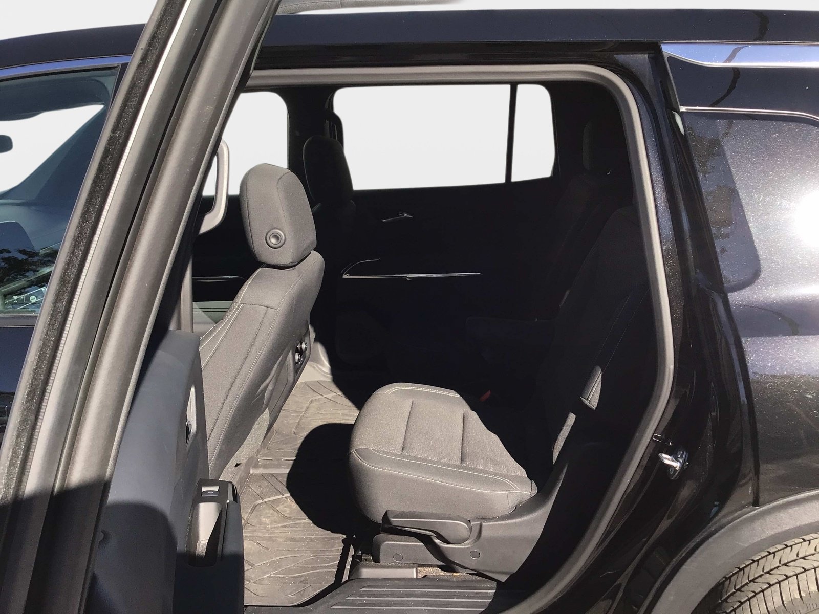 Used 2025 Chevrolet Traverse LT w/ Driver Confidence Package FWD image 8