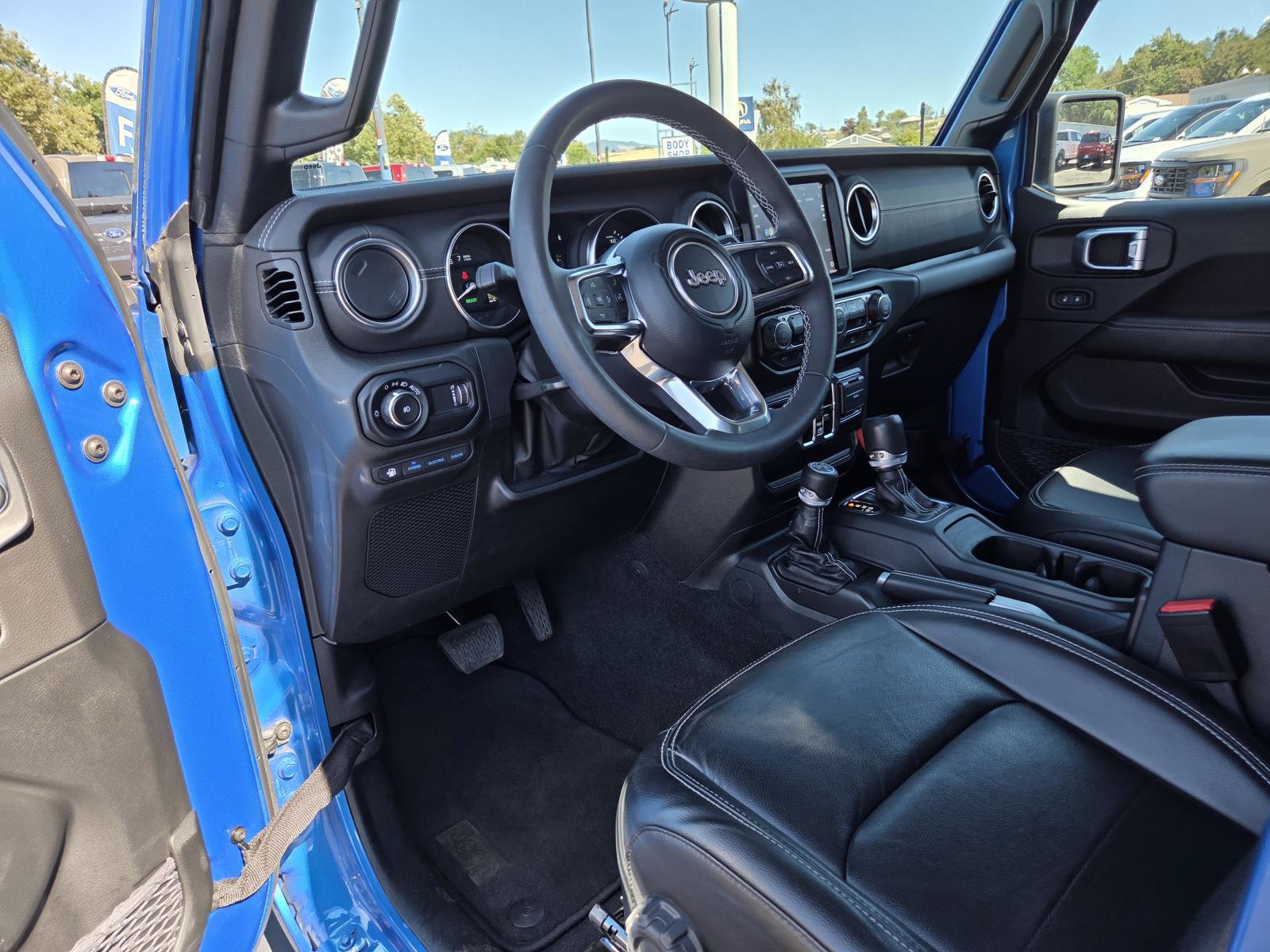 Used 2023 Jeep Wrangler Unlimited Sahara AWD/4WD image 11