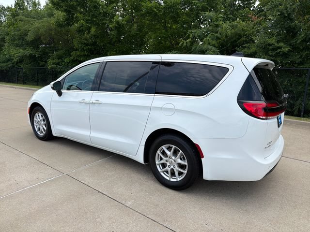 Used 2023 Chrysler Pacifica Touring-L FWD image 3