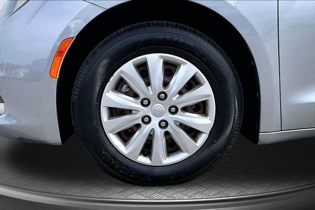 Used 2020 Chrysler Voyager L FWD image 29