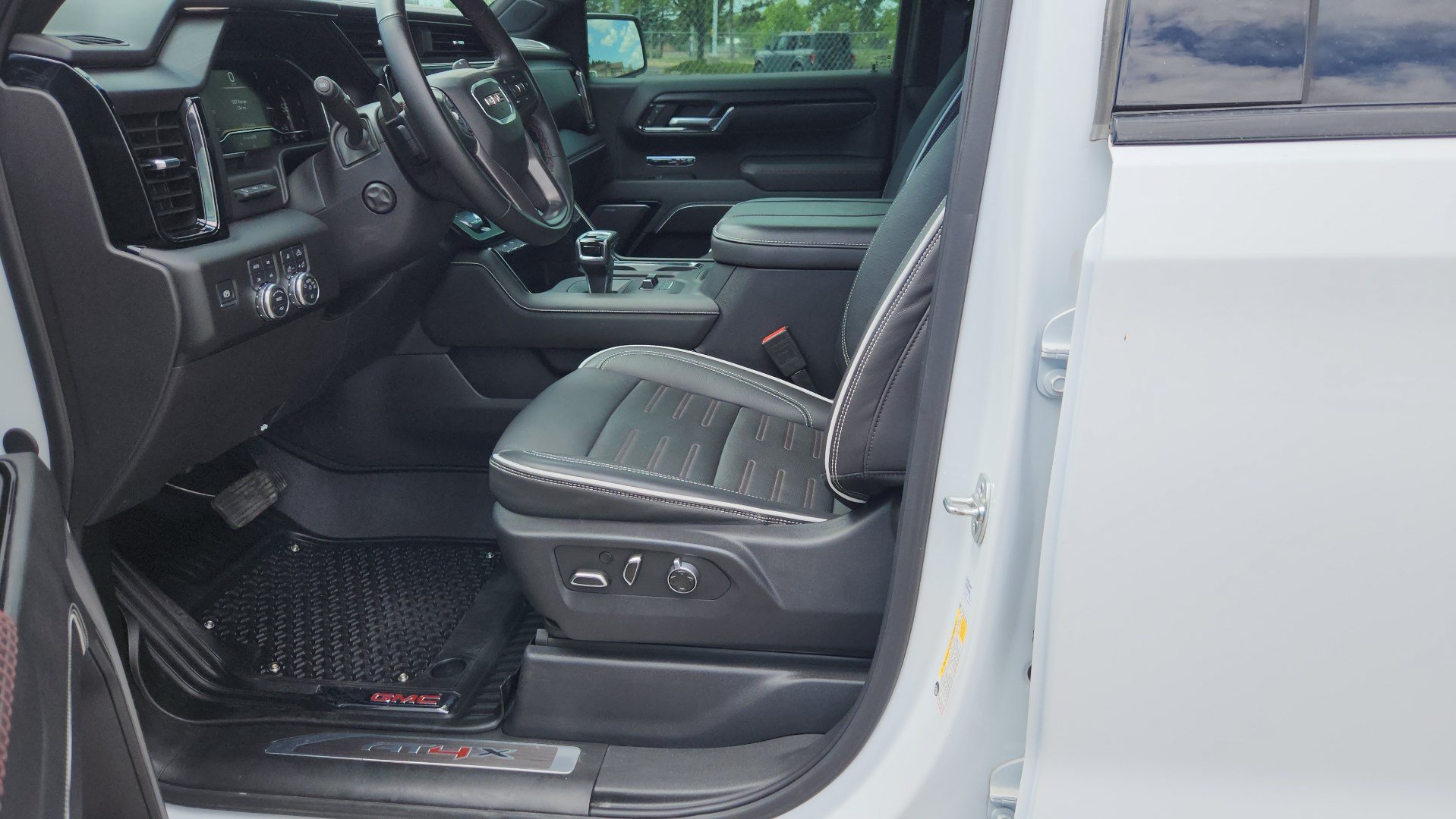 Used 2025 GMC Sierra 1500 AT4X AWD/4WD image 18