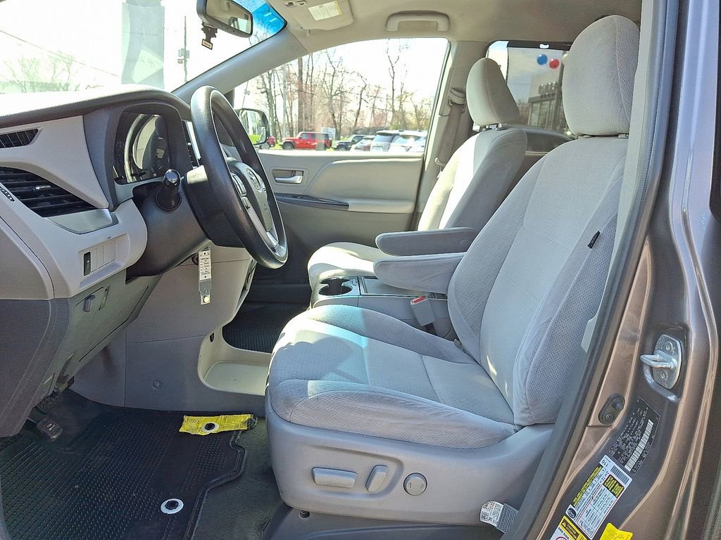 Used 2015 Toyota Sienna LE image 14