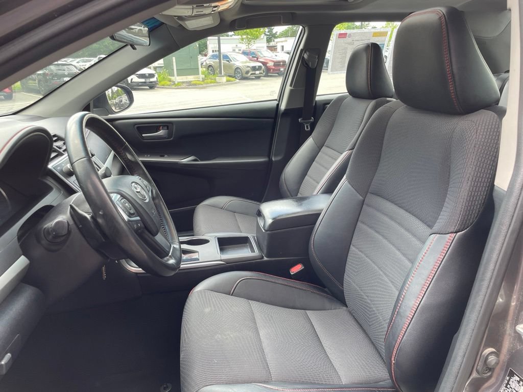 Used 2016 Toyota Camry SE w/ Moonroof Package FWD image 12