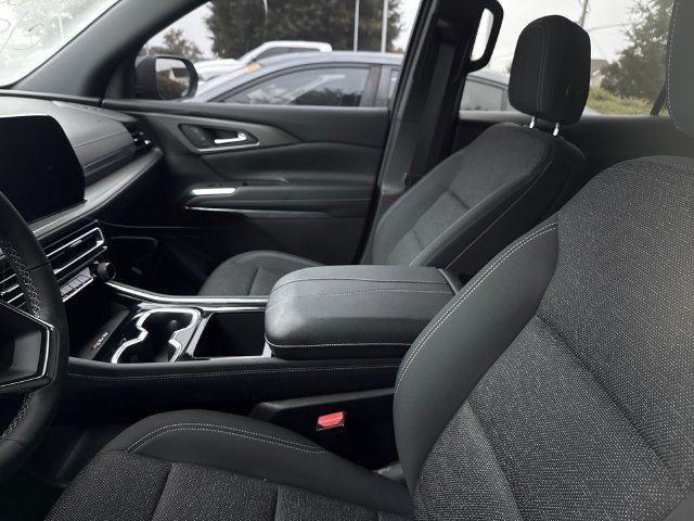 Used 2025 Chevrolet Traverse LT FWD image 8