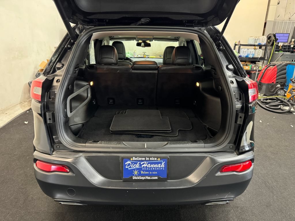 Used 2018 Jeep Cherokee Latitude Plus w/ Comfort/Convenience Group FWD image 6