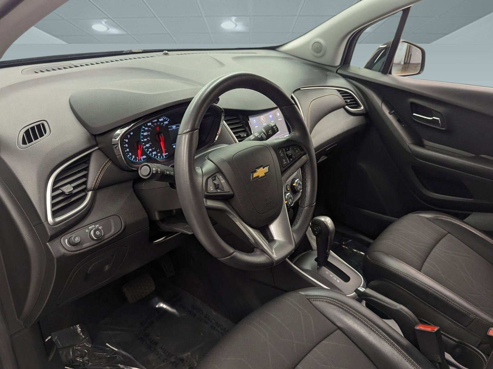 Used 2021 Chevrolet Trax LT w/ LT Convenience Package image 3