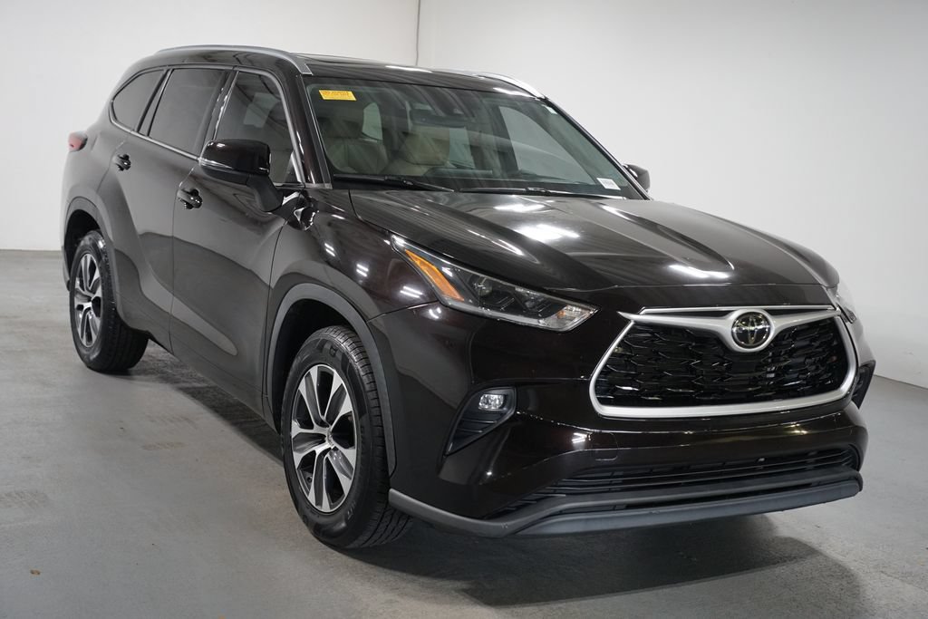 Certified 2021 Toyota Highlander XLE FWD image 3