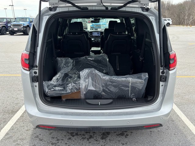 New 2026 Chrysler Pacifica Limited w/ S Appearance Package FWD image 7