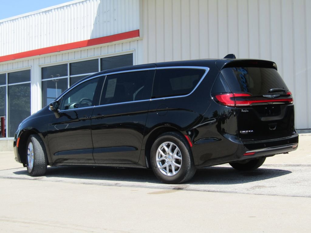 Used 2025 Chrysler Pacifica Select FWD image 10