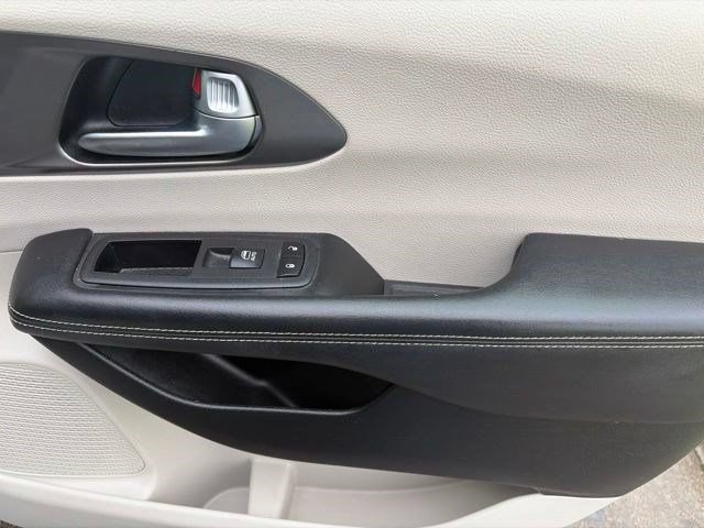 Used 2023 Chrysler Pacifica Touring-L FWD image 37