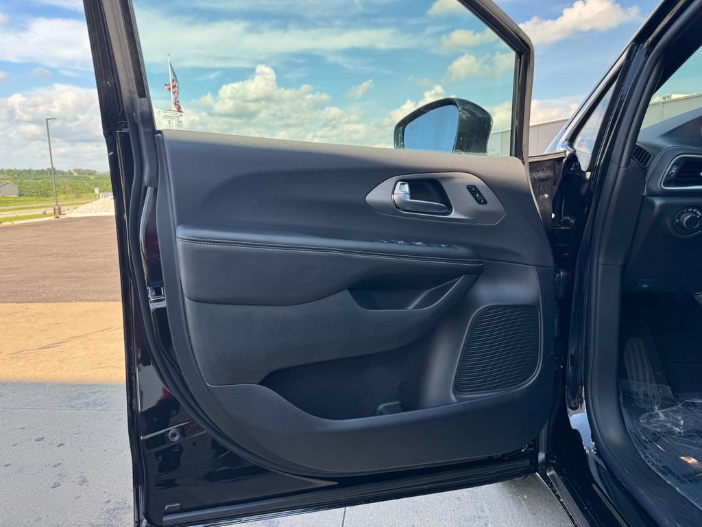 New 2027 Chrysler Pacifica Limited AWD/4WD image 13
