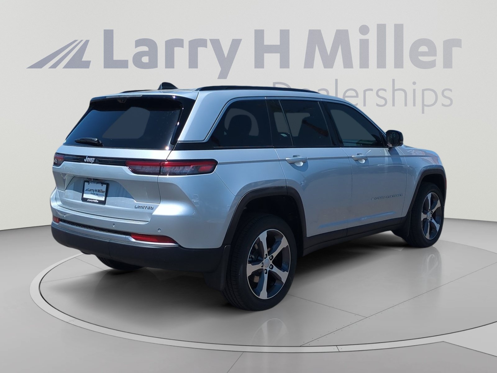 New 2026 Jeep Grand Cherokee Limited w/ Luxury Tech Group II RWD image 5