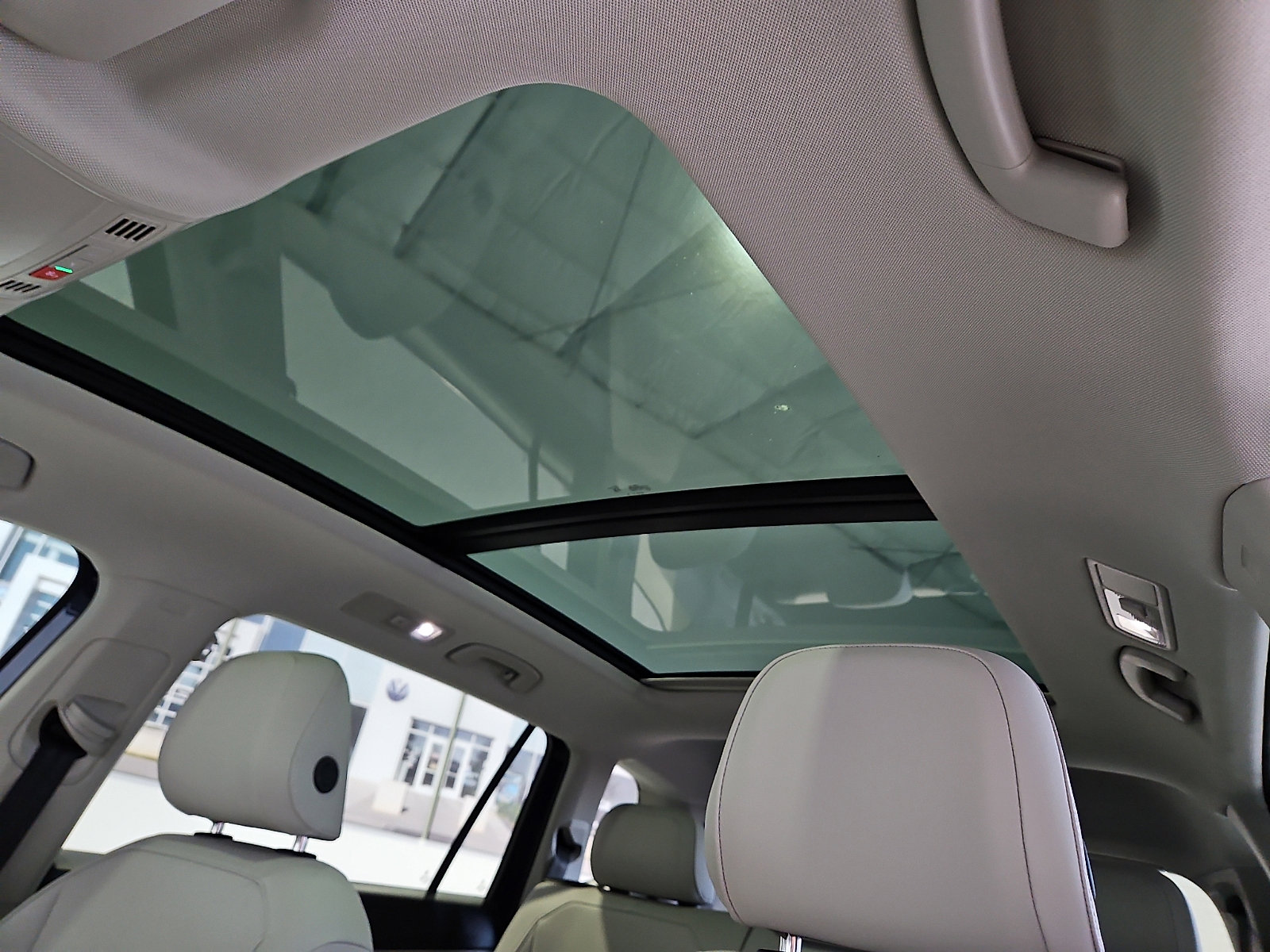 Certified 2024 Volkswagen Tiguan SE w/ Panoramic Sunroof Package FWD image 12